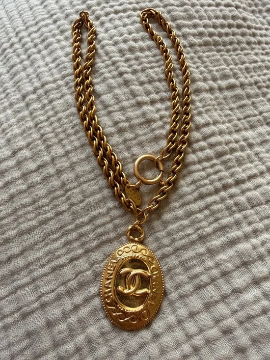 ✨Vintage Chanel CC Medallion Chain Necklace Gold Tone ✨ - Picture 3 of 7